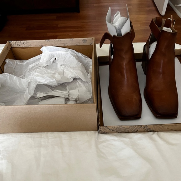 Brady Buckle Showboat in Cognac - Picture 5 of 7